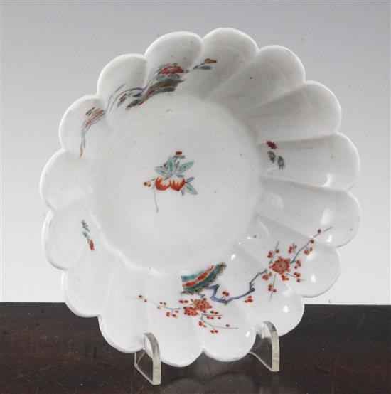 A Japanese Kakiemon kiku-shaped dish, c.1680-1710, diameter 15cm